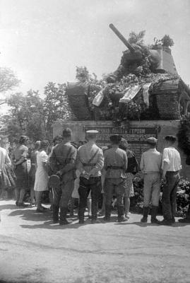 Прикрепленное изображение: 1944_памятника воинам 19 танкового корпуса, погибшим в боях за освобождение Крыма.jpg